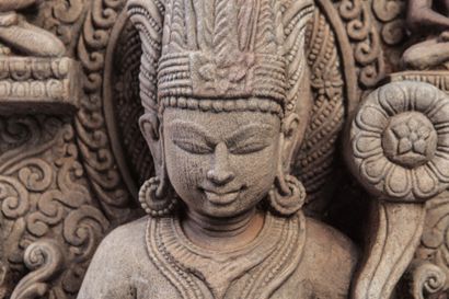 null Stèle illustrant Vishnu assis en lalitasana paré de joyaux, coiffé d'une tiare...