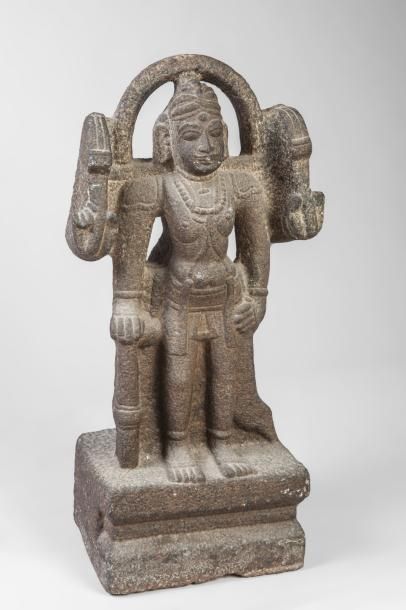 null Virabadra l'une des formes de Shiva debout à quatre bras tenant les attributs...