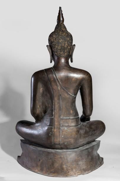 null Important Buddha Maravijaya assis en virasana sur un socle étagé vêtu d'une...