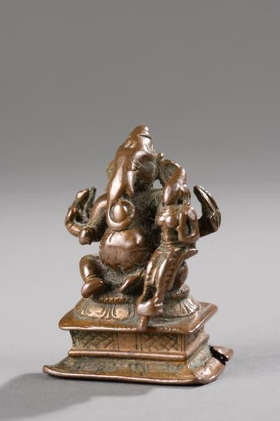 null Ganesh assis sur un socle quadrangulaire sous une forme à huit bras sa shakti...
