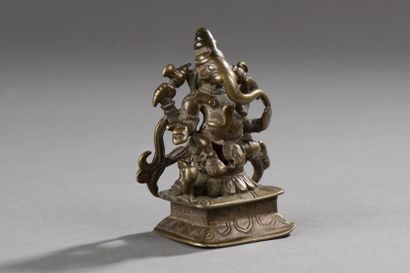 null Ganesh assis en lalitasana sur un haut socle, sous une forme à quatre bras,...
