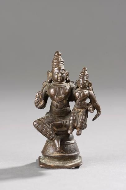 null Rama assis en lalitasana, une main en varadamudra, l'autre main tenant sa shakti...