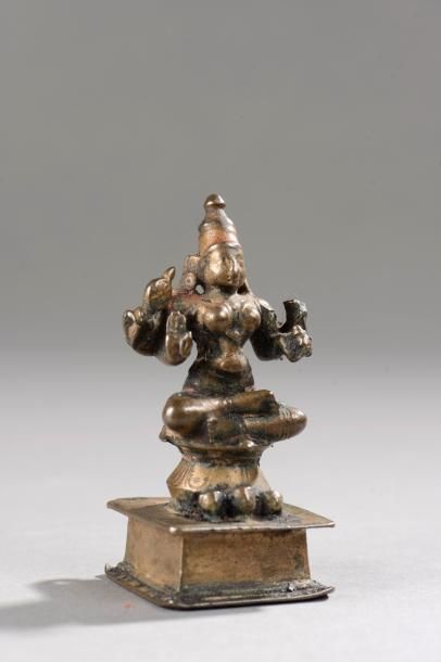 null Lakshmi assise en dhyanasa sur un haut tertre sous une forme à quatre bras tenant...