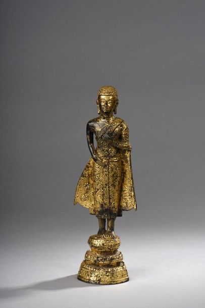 null Adorant disciple du Buddha debout sur un haut tertre vêtu d'une robe monastique...