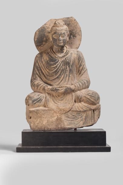 null Boddhisattva assis en méditation vêtu de la robe monastique utarasnaga aux plissés...