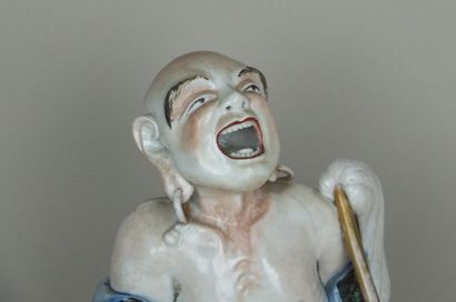 null Lohan en porcelaine polychrome figuré la tête relevée, la bouche ouverte, tenant...