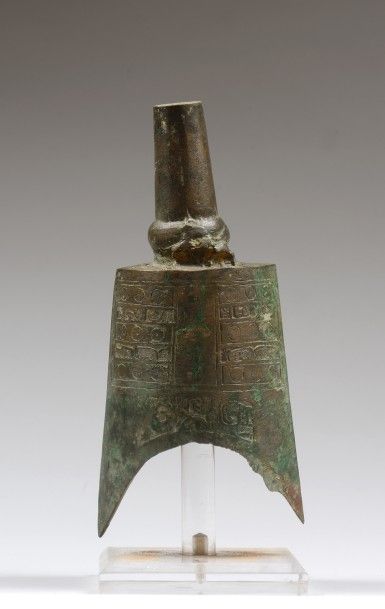 null Cloche de forme Zhong à tenon cylindrique ciselé de motifs archaïsants. Bronze...