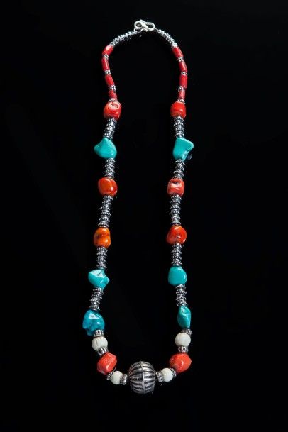 null Collier recomposé selon la tradition de perles de corail, turquoise, ivoire...