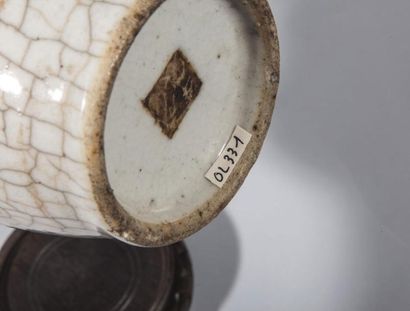 null Vase balustre en porcelaine à glaçure blanc "ghey yao " craquelé. Chine. Dynastie...