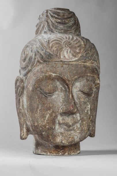 null Tête de Buddha à l'expression sereine coiffée d'un chignon ushnisha et d'une...