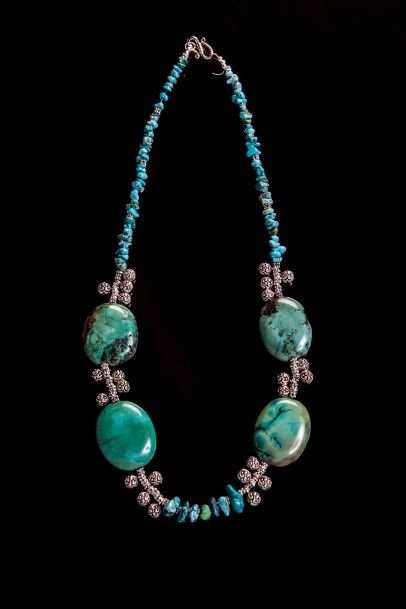 null Collier recomposé selon la tradition de perles de turquoises et métal argenté....