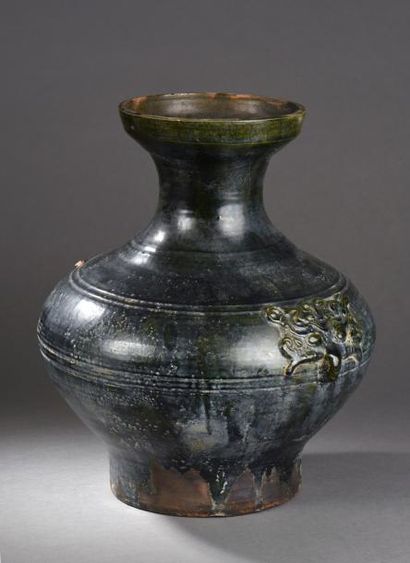 null Vase de forme Hu moulé à l'épaulement de deux anses de Tao Tié. Terre cuite...