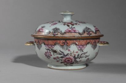 null Petit bouillon couvert en porcelaine de la famille rose décoré de motifs floraux....