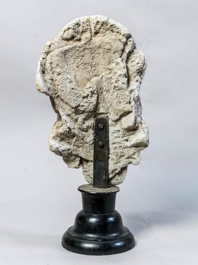 null Tête d'homme barbu sculptée en pierre avec traces de polychromie. France, XV/XVIème...