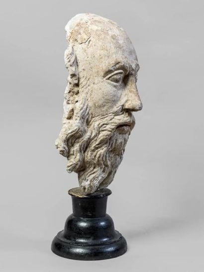 null Tête d'homme barbu sculptée en pierre avec traces de polychromie. France, XV/XVIème...