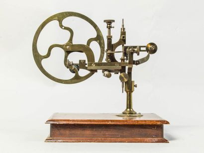 null Tour d'horloger en laiton et bois fruiter - France, XIXème siècle - Dimensions...
