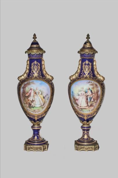 null Importante paire de vases couverts en faïence fine polychrome à décor sur l'un...