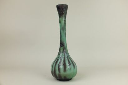 null Emile GALLE (1846-1904), Vase en cristal émaillé à haut col à décor de clématites...