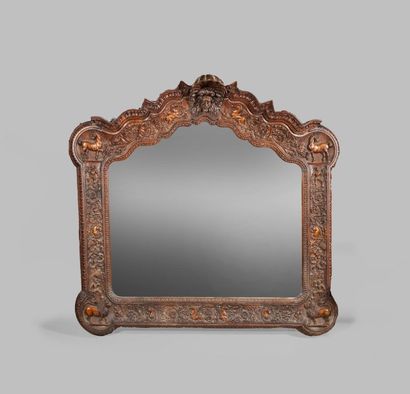 null Grand miroir colonial en bois exotique richement sculpté d'un indien à coiffe...