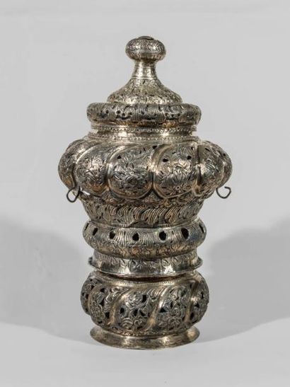 null Lampe de chœur en métal argenté ciselé de rinceaux fleuris, fleurs. XIXème.