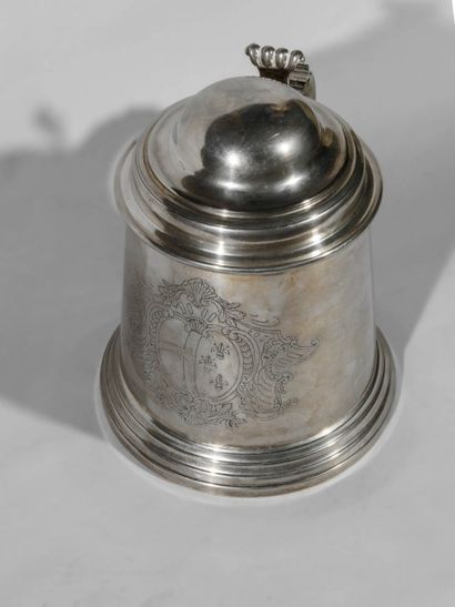 null Grand tankard en métal argenté portant une armoirie gravée. Allemagne, XIXème...
