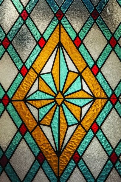 null Grand vitrail en verre multicolore à décors géométriques, Epoque 1930/40.