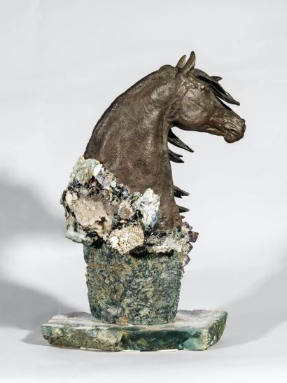 null Janine JANET (1913-2000), Tête de cheval en métal embouti et crinière en bronze....