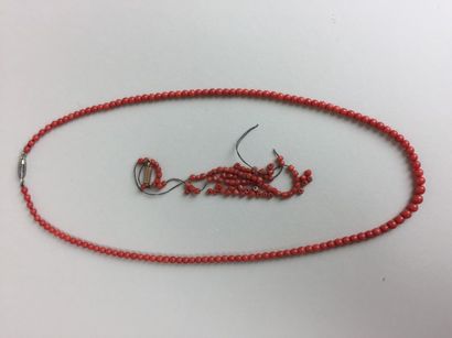 null Collier de boules de corail en chute- Fermoir métal- On y joint un bracelet...