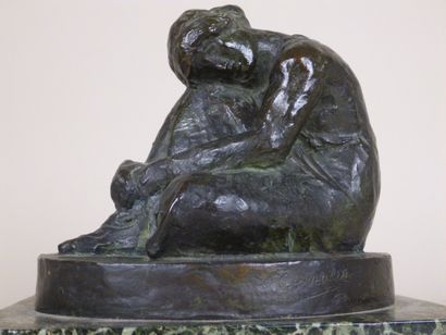 null Julio GONZALES (Barcelone 1876-1942) - Femme assise pensive- - Bronze à patine...