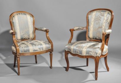 null Deux fauteuils en bois naturel, Louis XV et Louis XVI, XVIIIème.