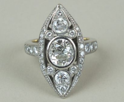 null Baque marquise ornés d'un diamant ovale au centre d'un motif de forme navette...