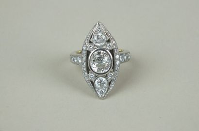 null Baque marquise ornés d'un diamant ovale au centre d'un motif de forme navette...