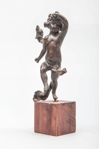 null Eros au drapé. XVIIème siècle, bronze. Ht:11cm.