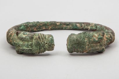 null Bracelet en bronze du Luristan terminé par deux têtes de lion, Ier millénaire...