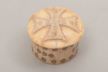 null Petite boîte en os décorée d'une croix en relief copte ? Egypte.