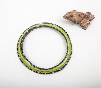 null Un bracelet en pâte de verre, diam:8cm et une grenouille islamique, 6cm. 