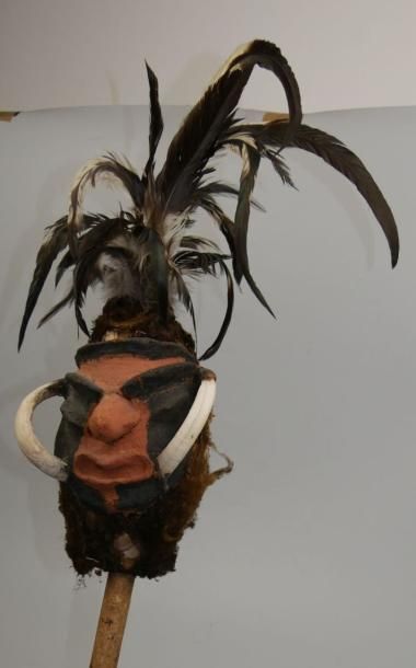 null Marionette culturelle de Teve Nevimbur à visage à traits exorbités, la commissure...