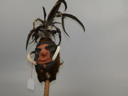 null Marionette culturelle de Teve Nevimbur à visage à traits exorbités, la commissure...