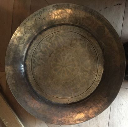 null Un plat persan en bronze gravé, ésigné au dos, Iran XXe. Diamètre : 59 cm