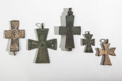 Lot de cinq croix Byzantines en bronze à...