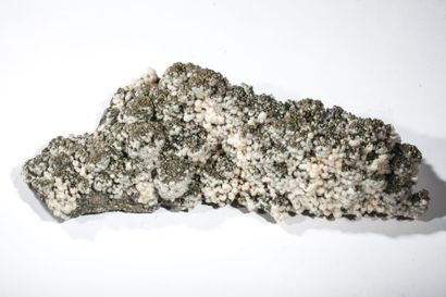 null Important bloc de pyrite micro-cristalline, cubes de 2/5 mm et calcite dans...