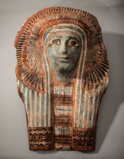 null Important masque de sarcophage en bois stuqué et polychrome. Il est paré d'une...