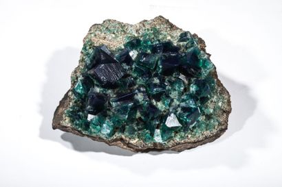 null Importante plaque de fluorite dichroïque de Rogerley, quelques cristaux de 4...