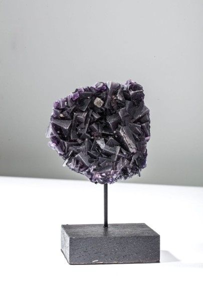 null Rare fluorine violette d'Autriche. 8x8x2 cm. 