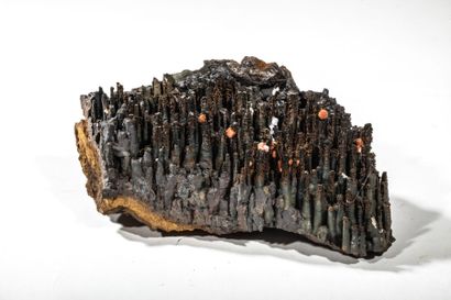 null Magnifique géode de stalagtite de goethite noire avec quelques cristaux de vanadinite...