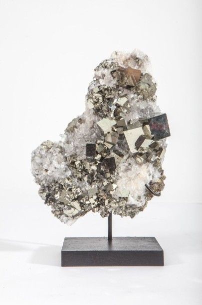 null Spectaculaire bloc de cristal de roche avec gros cubes de pyrite très brillants....