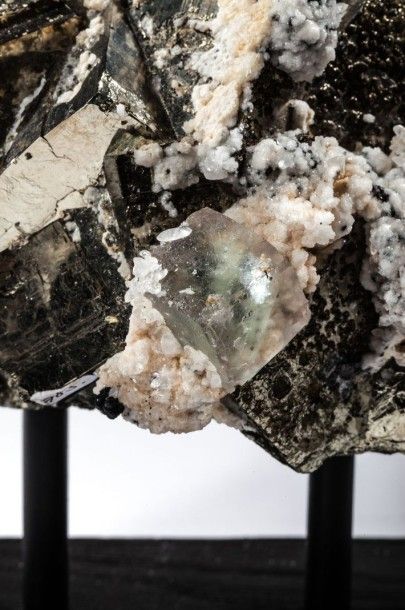 null Important bloc de pyrite - cubes de 5 cm -, rhodonite rose, hubnérite, galène...