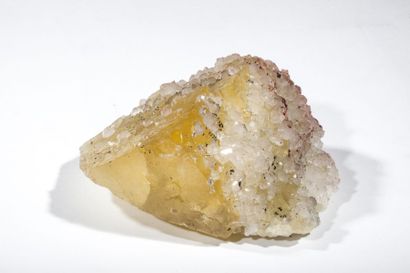 null Grand cristal de fluorite jaune - cubes de 8,5 cm - quartz et limonite, Asturies,...