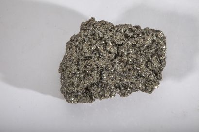 null Bloc de pyrite microcristalline stratiforme, Pérou. 14x9x4 cm. 