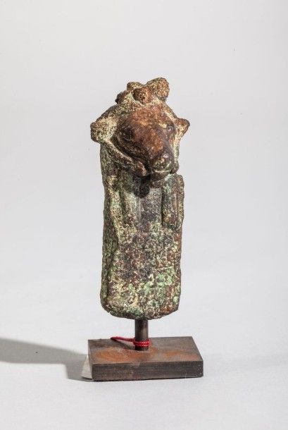 null Représentation du dieu KNOUM en bronze à patine verte. Basse époque. Egypte....